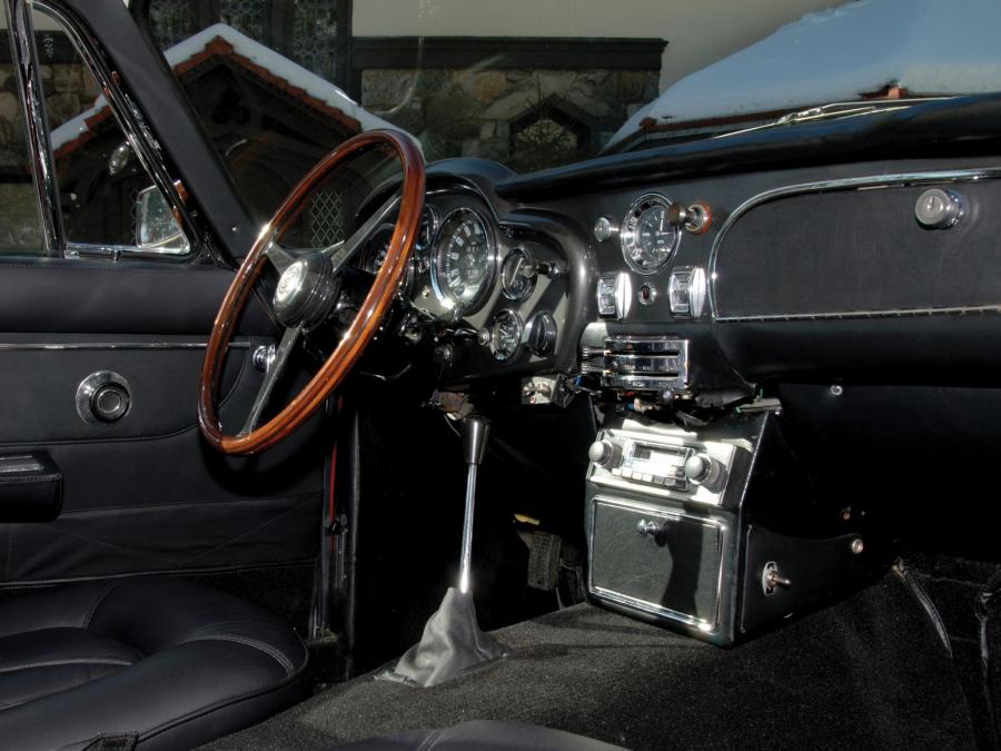 Интерьер Aston Martin DB6 1965 года  (фото 15 из 27)